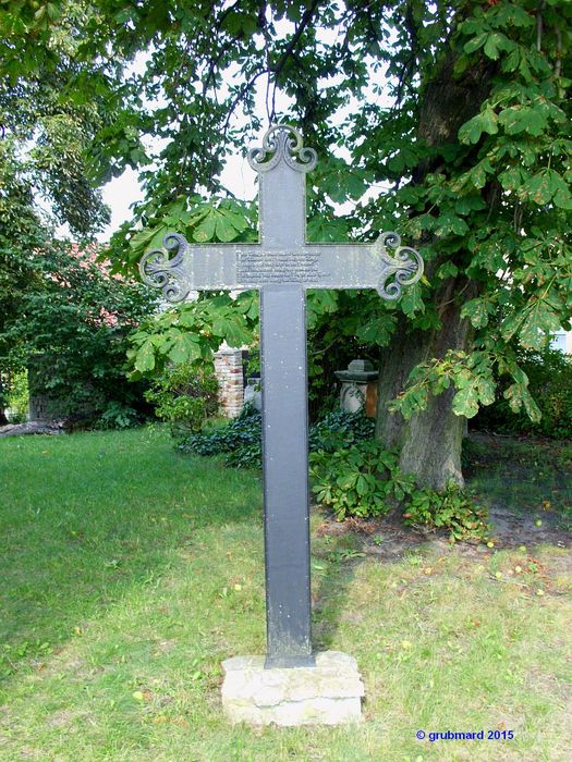 Gusseisernes Grabkreuz neben der Kirche für den 1863 in der Spree ertrunkenen Fischer Kahlenberg