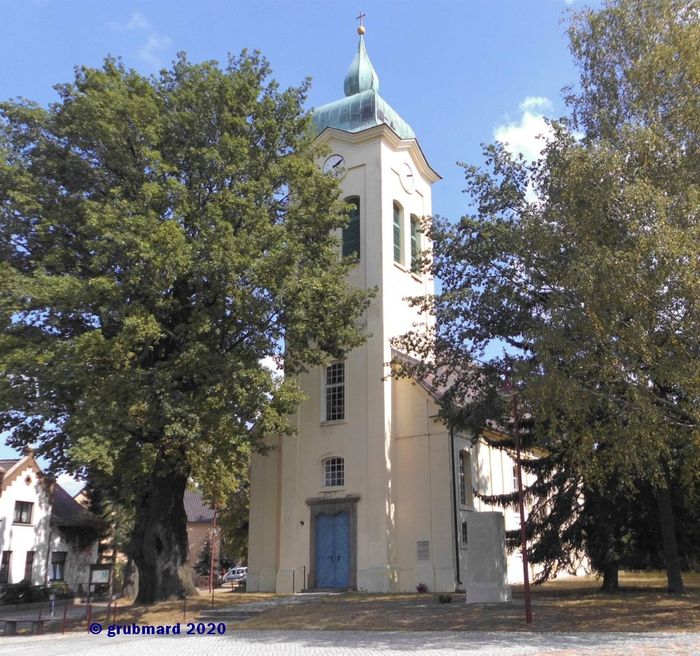 Dorfkirche Nochten mit Kriegerdenkmal