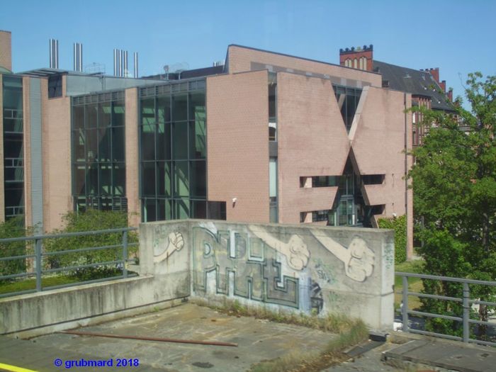 Charité-Neubaukomplex von der S-Bahn aus