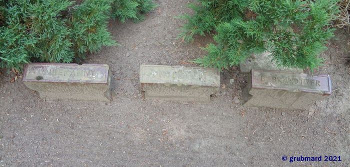 Grabsteine für Bruno Brandtner (1912-1945) und 2 unbekannte Soldaten
