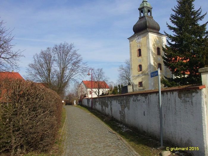Ensemble mit Pfarrgut (rechts verdeckt), Museum|alte Schule, Friedhof mit Dorfkirche und Pfarrgasse