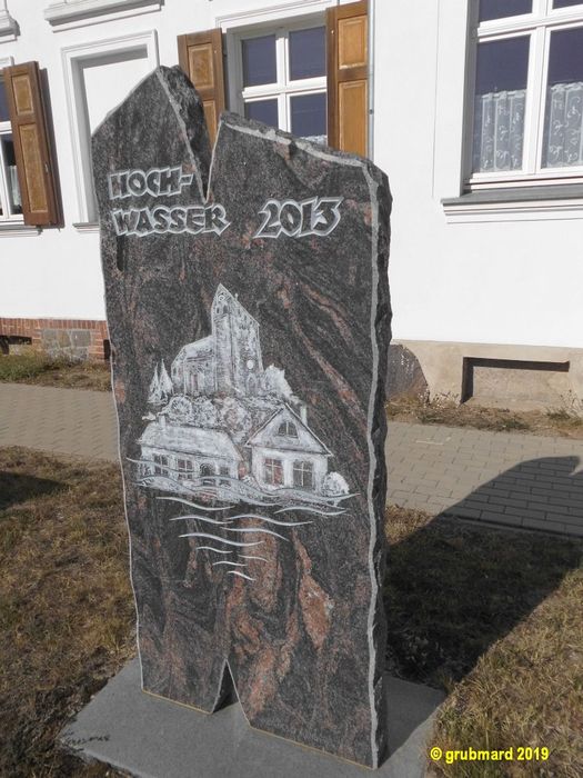 Gedenkstein 'Elbehochwasser 2013' in Fischbeck (Elbe). Die oberste Wellenlinie zeigt den damaligen Wasserstand.