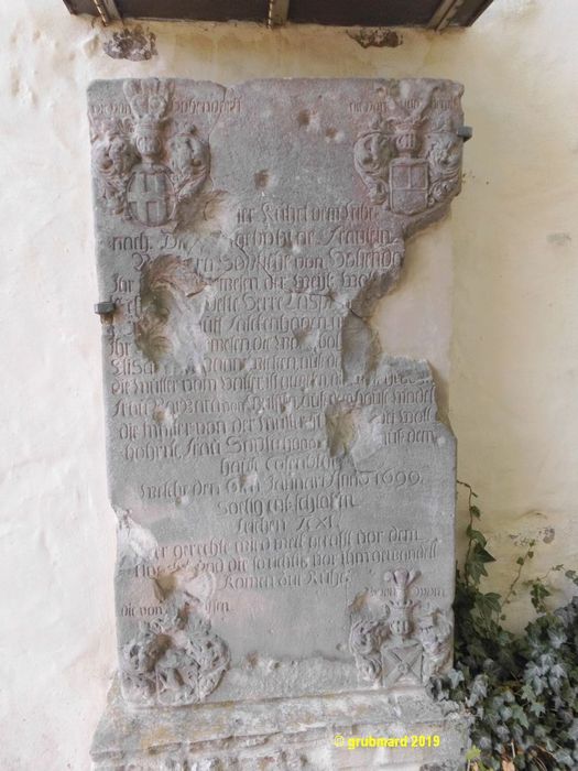 Stark kriegsbeschädigtes Grabmal der Barbara(?) v. Hohendorff (+1699)
