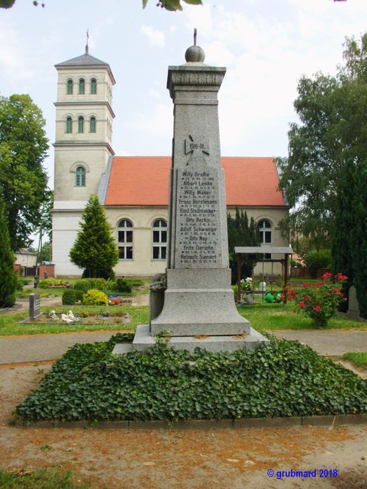 Kriegerdenkmal mit Schinkel-Kirche