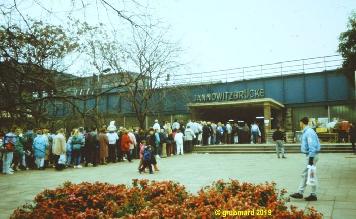 12.11.1989 - Wiedereröffnung des U-Bahnhofs mit Grenzübergangsstelle