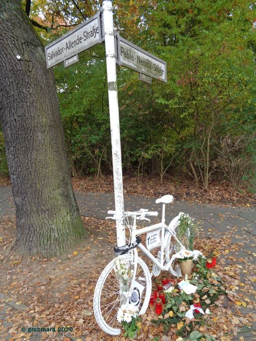 Weiße Fahrräder - eine Initiative des ADFC zum Gedenken an im Straßenverkehr getötete Radfahrer. Hier in Berlin-Köpenick