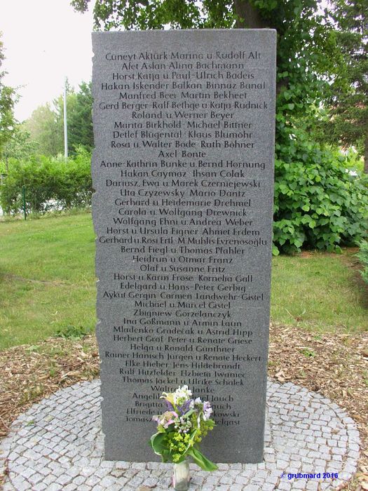 Denkmal für die Opfer von Birgenair 301 auf dem Kirchhof Schönefeld