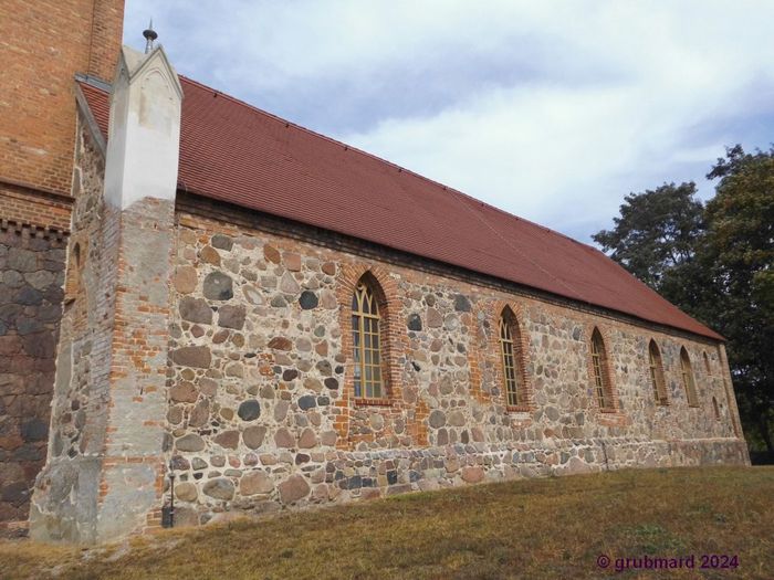 Dorfkirche Wulkow - Südseite mit den beiden im 19. Jahrhundert geänderten mittelalterlichen Fenstern (1. u. 2. v. links)