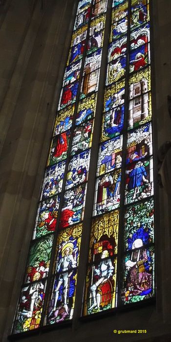 Historisches Fenster des Chores, z.T, die Verstorbenen darstellend