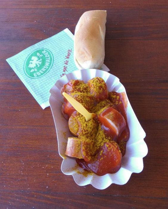 Currywurst mit Brötchen (1,20 €)