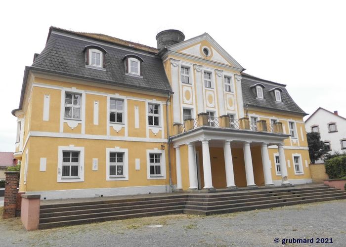 Schloss - Herrenhaus Kitzen von Norden (Parkseite)
