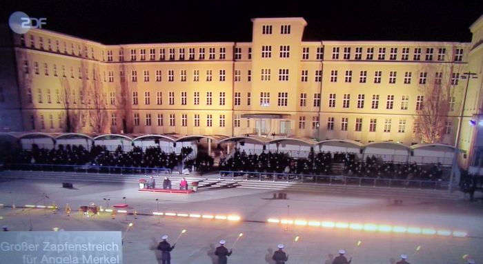 Appellplatzseite des Ministerium bei, Großen Zapfenstreich für Angela Merkel (ZDF-Bildschirmfoto)
