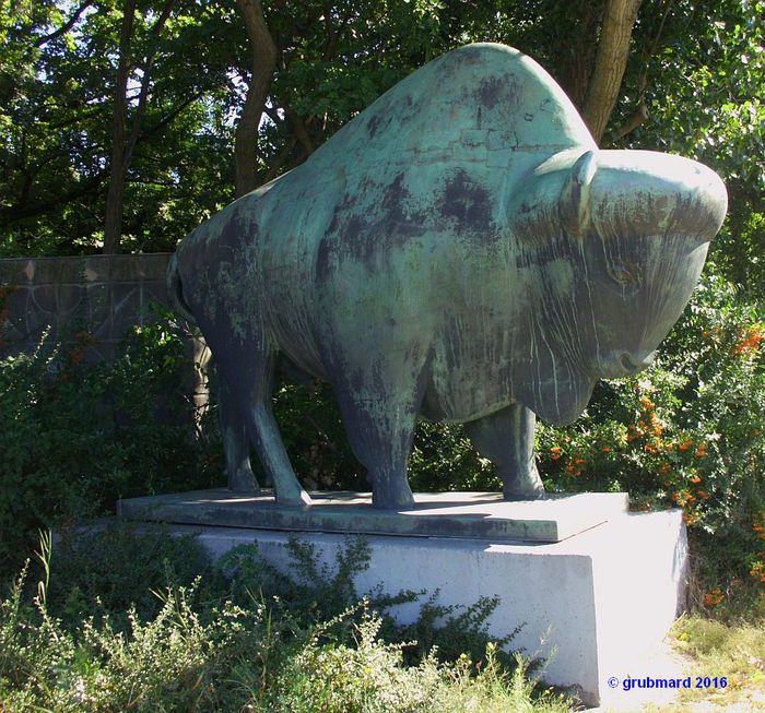 Bronze-Skulptur -Bison- von Dietrich Rohde am Tierpark Berlin