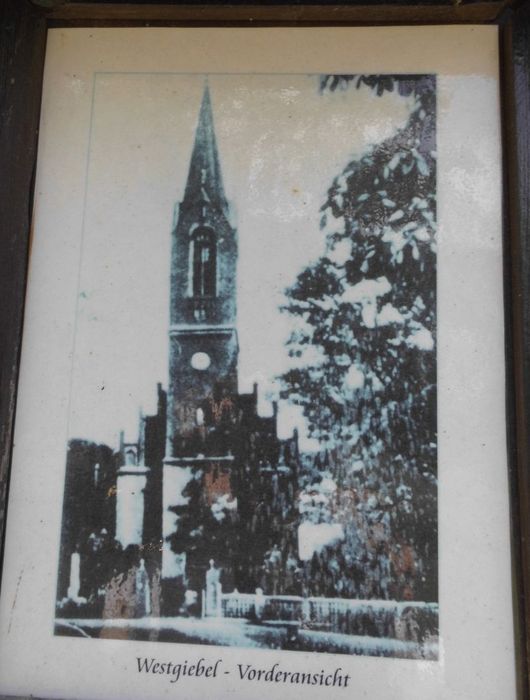 Historische Ansicht der Kirche vor 1945 auf einer Infotafel vor Ort