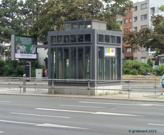 Fahrstuhl zum Bahnhof auf dem Mittelstreifen der Müllerstraße