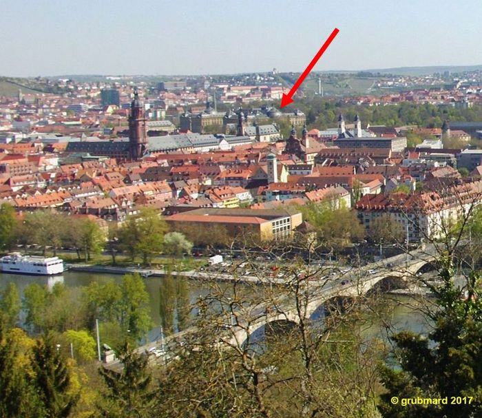 Blick von der Wallfahrtskirche Käppele auf die Residenz Würzburg mitten in der Stadt