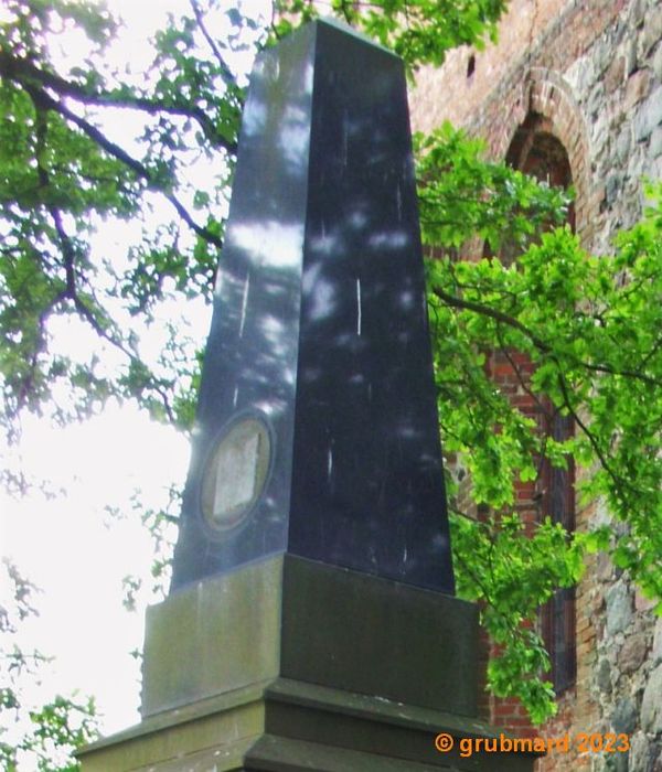 Obelisk mit entferntem Medaillon