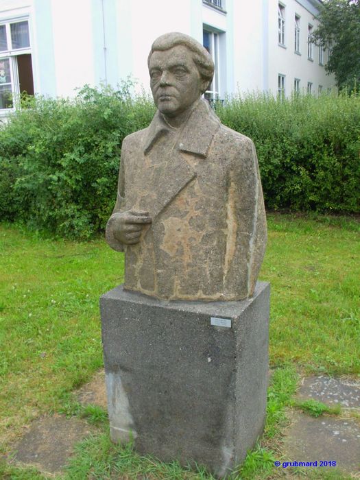 Erich-Weinert-Denkmal vor der Schule
