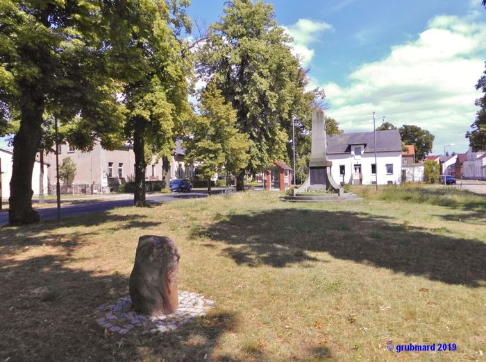Denkmalensemble mit Kaiser-Gedenkstein und Kriegerdenkmal in Groß Schulzendorf