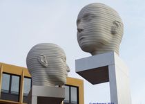 Bild zu Skulptur »Kopfbewegung - heads, shifting« in Adlershof