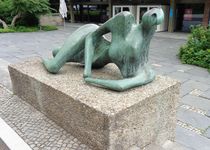 Bild zu Bronze-Skulptur »Liegende« (von Henry Moore)