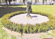 Bild zu Bronze-Skulptur »Kugelspielerin« in Alt-Köpenick