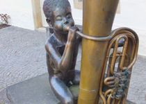 Bild zu Bronze-Skulptur »Junge mit Tuba«