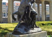 Bild zu Bronze-Skulptur »Kentaur mit Nymphe« an der Alten Nationalgalerie