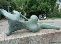 Bild zu Bronze-Skulptur »Liegende« (von Henry Moore)