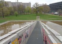 Bild zu Erinnerungsbrunnen »Versinkende Mauer« in Berlin-Mitte