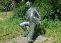 Bild zu Bronze-Skulptur »Harmonikaspieler« im Bellevuepark