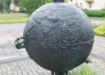 Bild zu Bronze-Skulptur »Weltkugel«