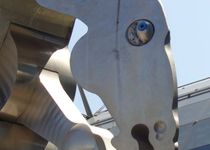 Bild zu Metall-Skulptur »Rolling Horse« am Hauptbahnhof