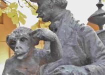 Bild zu Bronze-Skulptur »Leierkastenmann« im Nikolaiviertel