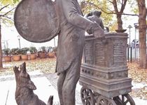 Bild zu Bronze-Skulptur »Leierkastenmann« im Nikolaiviertel