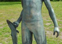 Bild zu Bronze-Skulptur »Fischer« im Luisenhain
