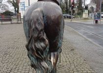 Bild zu Bronze-Skulpturen »Pferde auf dem Schlossplatz Köpenick«