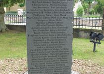 Bild zu Denkmal für die Opfer des Absturzes des Birgenair-Flugs vom 6.2.1996