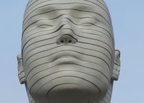 Bild zu Skulptur »Kopfbewegung - heads, shifting« in Adlershof