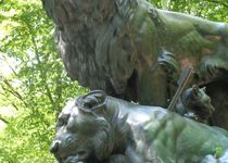 Bild zu Bronzeskulptur »Löwengruppe« im Großen Tiergarten