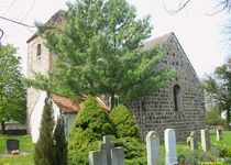 Bild zu Dorfkirche (ehemalige Templerkapelle) und Friedhof
