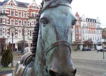 Bild zu Bronze-Skulpturen »Pferde auf dem Schlossplatz Köpenick«