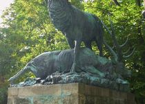 Bild zu Bronze-Skulptur »Hirschgruppe« im Schlosspark Hummelshain