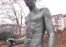 Bild zu Bronzeplastik »Speerträger« im Lietzenseepark