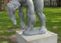 Bild zu Beton-Skulptur »Die sich Erhebende« im Luisenhain