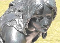 Bild zu Bronze-Skulptur »Kugelspielerin« in Alt-Köpenick