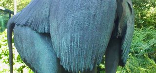 Bild zu Bronze-Skulptur »Dschelada« im Tierpark Berlin