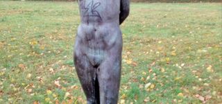 Bild zu Bronze-Skulptur »Weiblicher Akt« an der Mahlsdorfer Straße