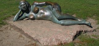 Bild zu Bronze-Skulpturen »Liegende weibliche Akte« von Selma Baldamus im Tierpark Berlin