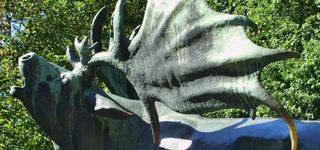 Bild zu Bronzeplastik »Röhrender Riesenhirsch« im Tierpark Berlin